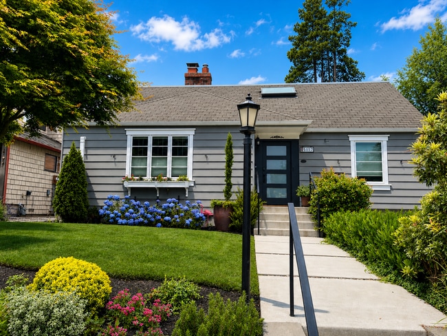 Building Photo - Laurelhurst Home