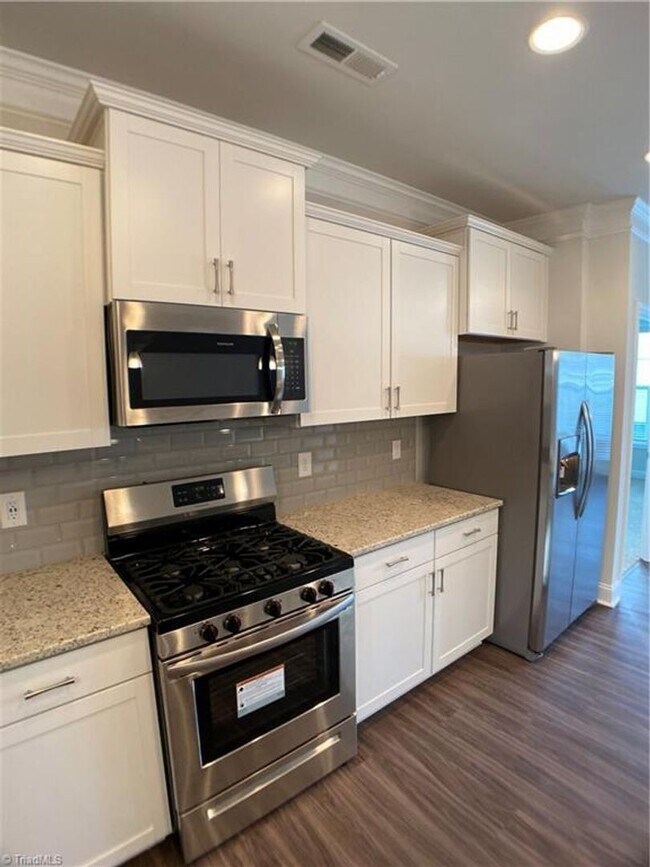 Building Photo - BEAUTIFUL Townhouse in Finley Ridge