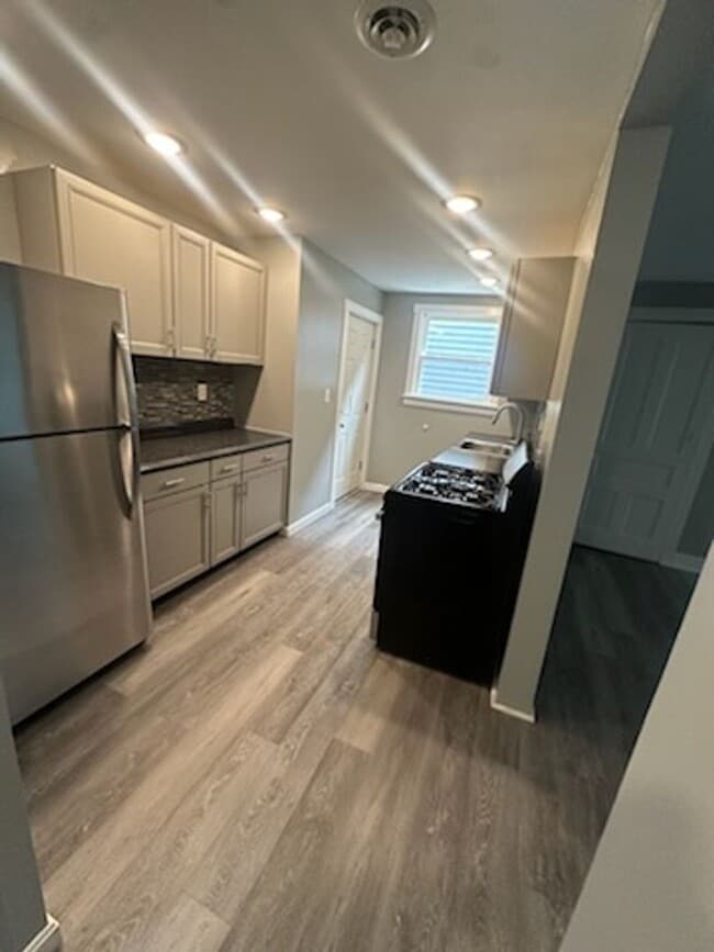 Building Photo - Newly updated 2 bedroom 1 bath apartment for rent