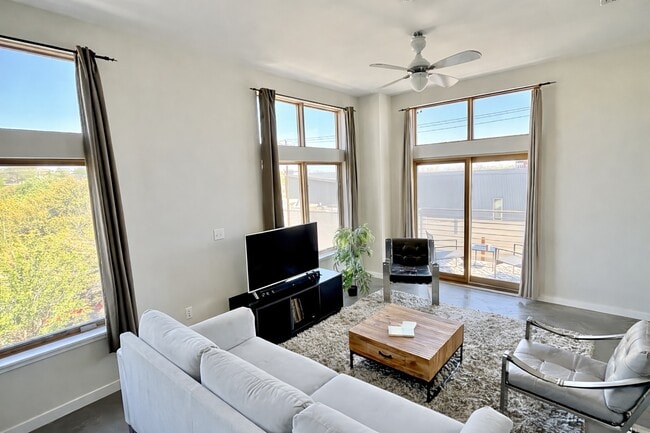 Photo - 2124 E 6th St Unit 311