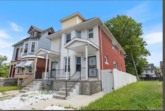 885 Clairmount Ave