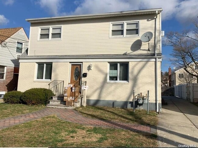 Building Photo - 76-29 271st St Unit 2nd Fl