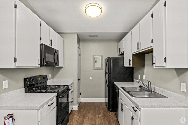 3BR, 2BA - 1049SF - Kitchen