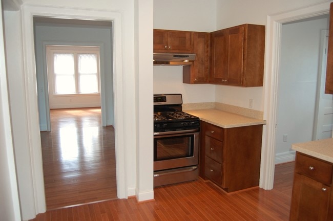 Cocina con electrodomésticos nuevos de acero inoxidable y gabinetes a medida. - 485 Elmwood Ave Unidad 5