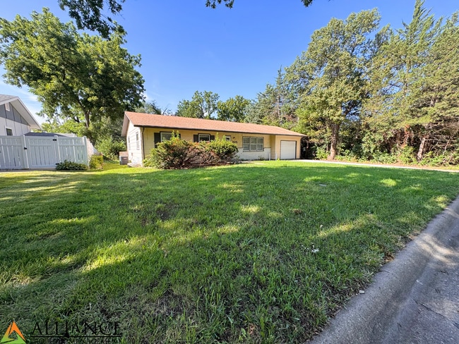 Building Photo - Home with Fenced Yard~Great West Side Loca...