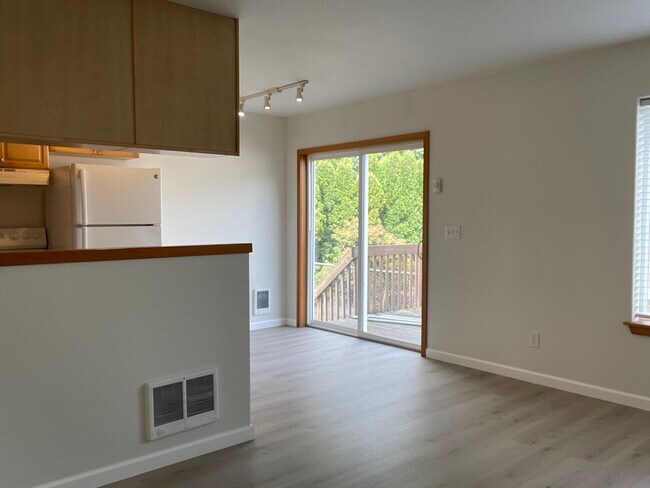 Photo - 1301 Nehalem Ave