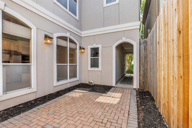 Photo - 4916 Travis St