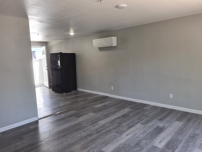 living room - 2426 White Ave Unit B