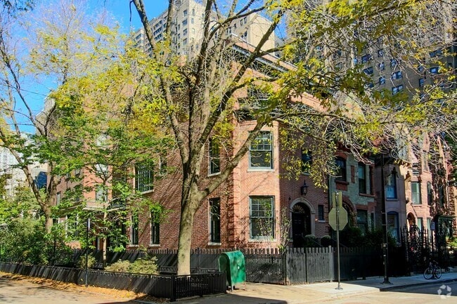 Building Photo - 36 E Schiller St Rental