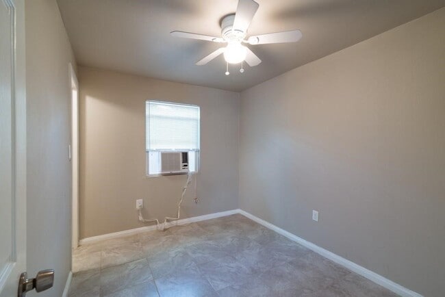 Building Photo - 5327 Bell St Unit 1 Rental