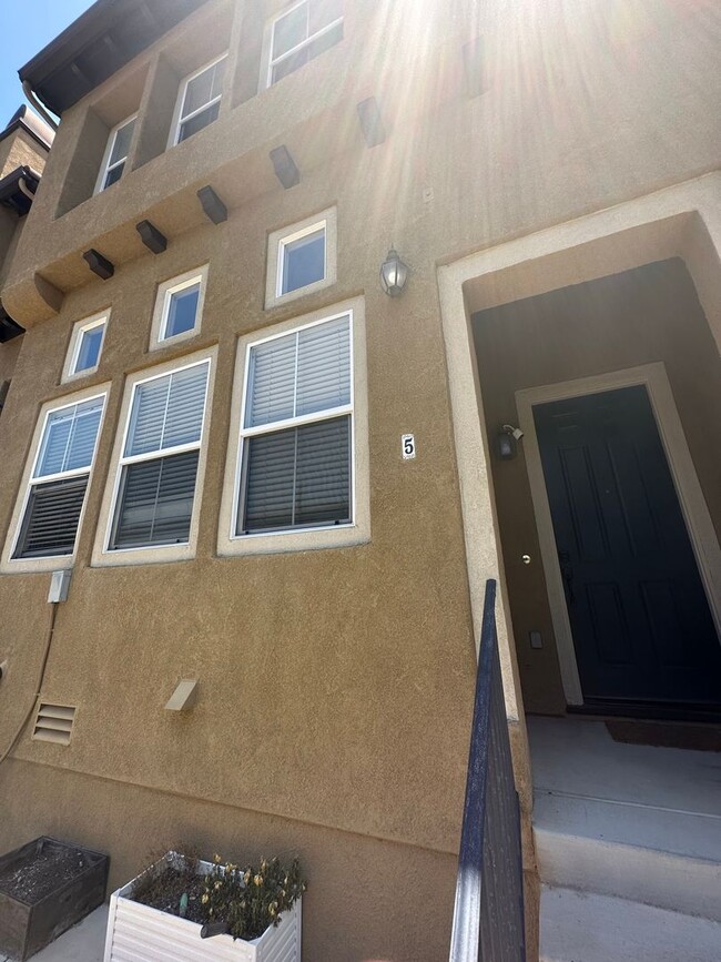 Stunning 3-Bedroom, 2.5-Bath Townhome in t... - Stunning 3-Bedroom, 2.5-Bath Townhome in t...