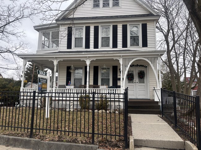 Building Photo - 20 Saratoga Ave Unit First fllor