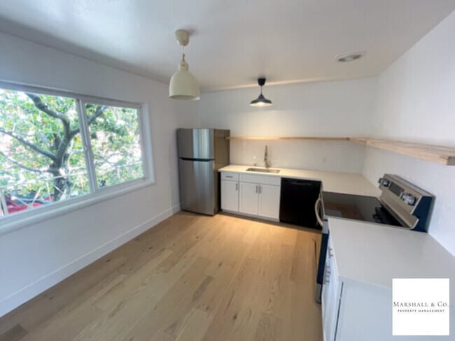 Building Photo - Walk 1 Block To Downtown! REMODELED 2BR/1B... Rental
