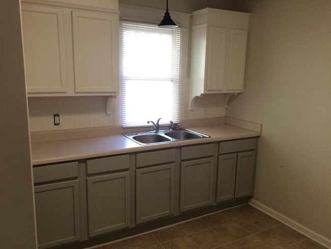 Photo - 831 Watkins St