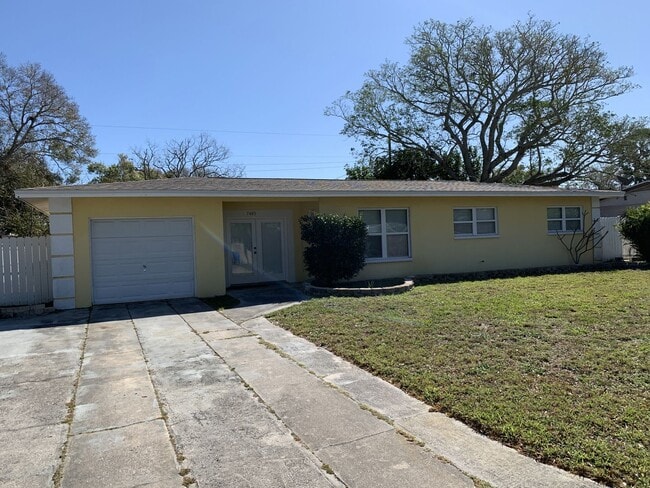 Building Photo - 3 Bed 1 Bath Home with fenced yard in quie...