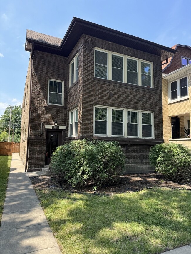 Building Photo - 140 S Austin Blvd Unit 2 Rental