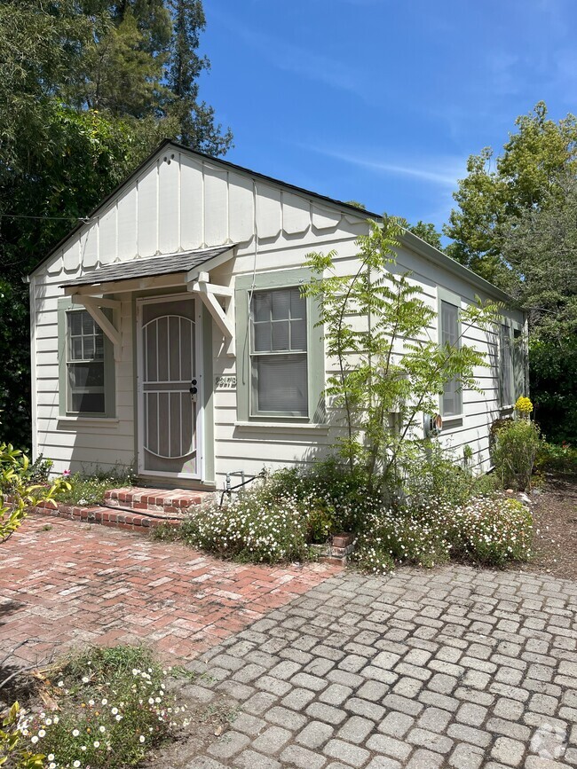 Building Photo - 2317 Harvard St Unit B Rental