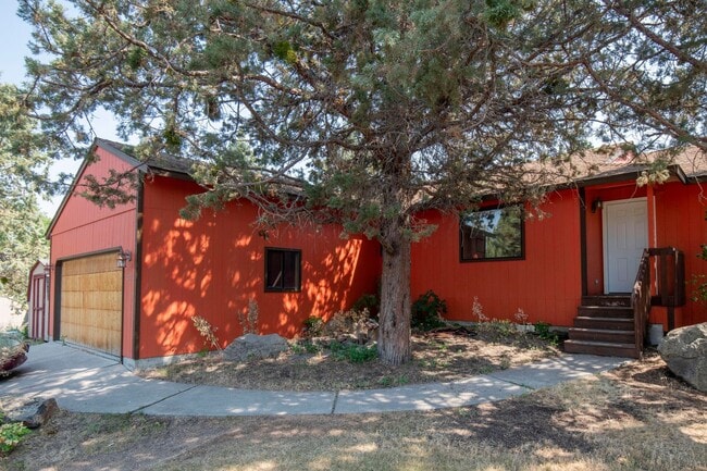 Building Photo - 3 Bedroom / 2 Bathroom Home in NE Bend.
