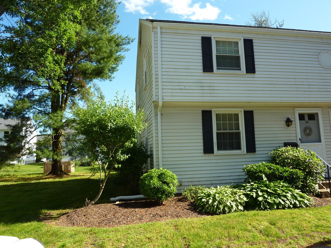 Photo - 34 Butternut Dr (Glastonbury, CT)