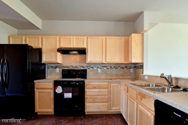 Photo - 704 Finch Dr