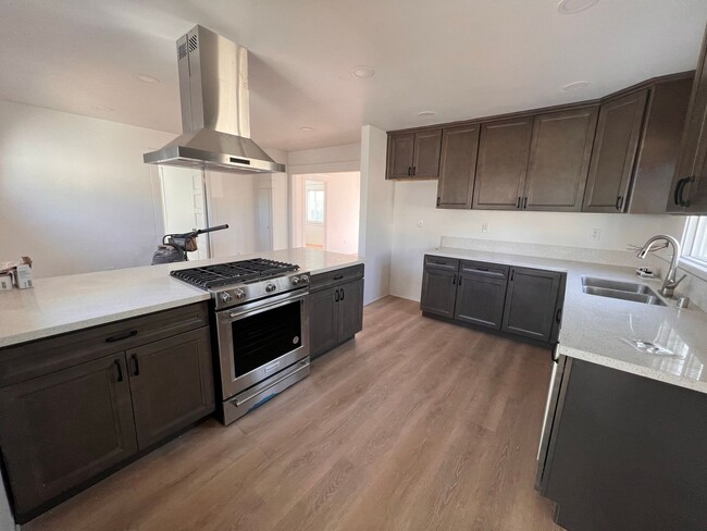 FULLY REMODELED 2BR/1BA home w/ parking an... - FULLY REMODELED 2BR/1BA home w/ parking an...