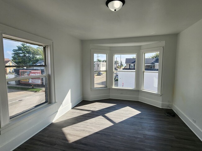 Building Photo - large 2 bedroom upper near Racine Zoo Unit 3