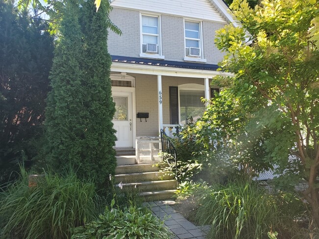 Photo - 659 Piccadilly St