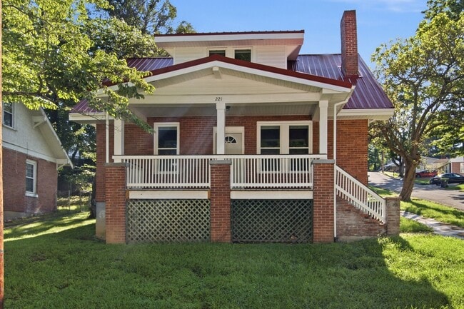 Building Photo - Recently Renovated 3 Bedroom Craftsman – Pet Friendly!