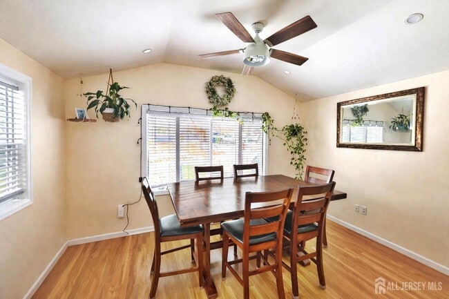 Photo - 100 Pinetree Dr