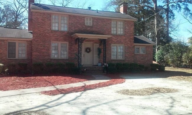 Building Photo - Spacious Two Story Home