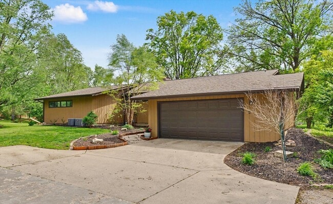 Photo - 1010 Parkview Dr