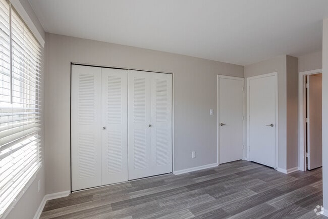 (R) RENOVATED THE FLOWERING DOGWOOD 1BR, 1BA - 700 SF - Bedroom