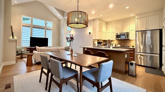 Photo - 2430 Henry Av