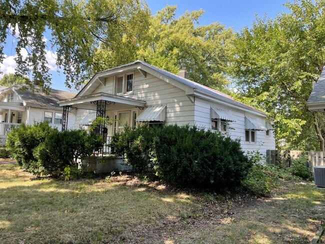 Building Photo - 1094 E Clay St