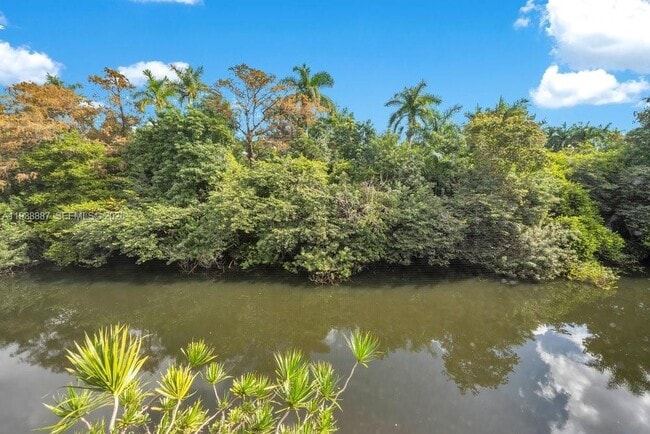 Building Photo - 105 Royal Pk Dr Unit 3B