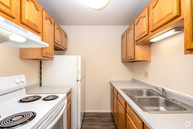 2BR, 1BA - 771SF - Kitchen