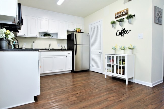 Kitchen - Colonial Townhouses- Students save up to 10%!