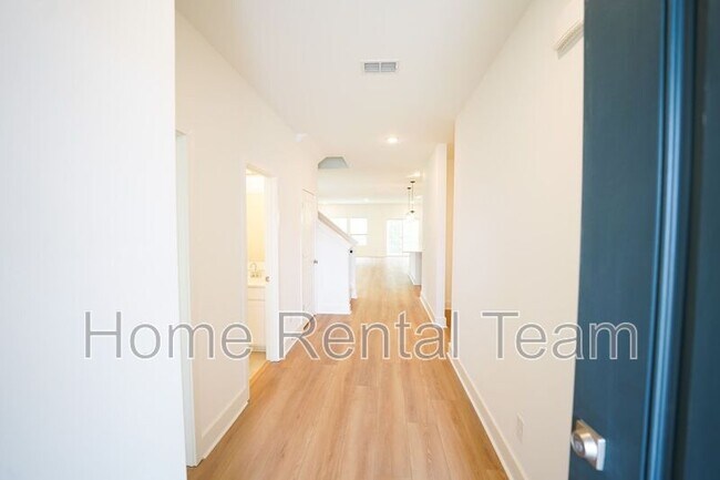 Photo - 128 Kingswood Cir
