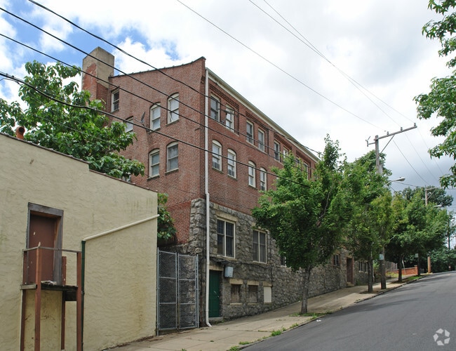 Photo - 430 N West St