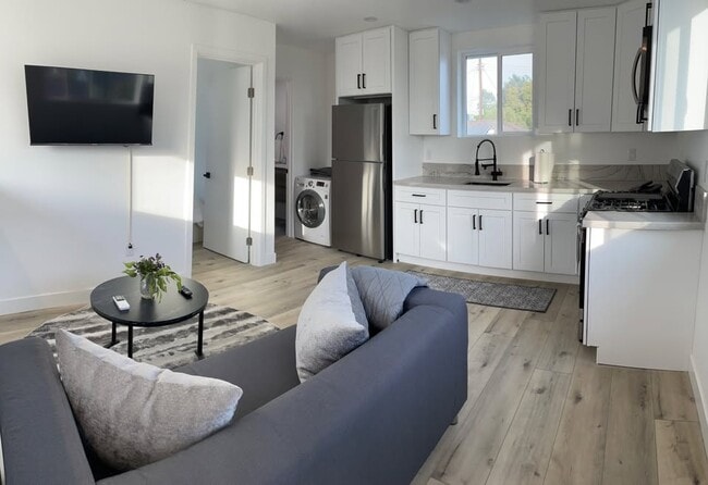 Photo - 6124 Alcove Ave Unidad Sunshine Loft