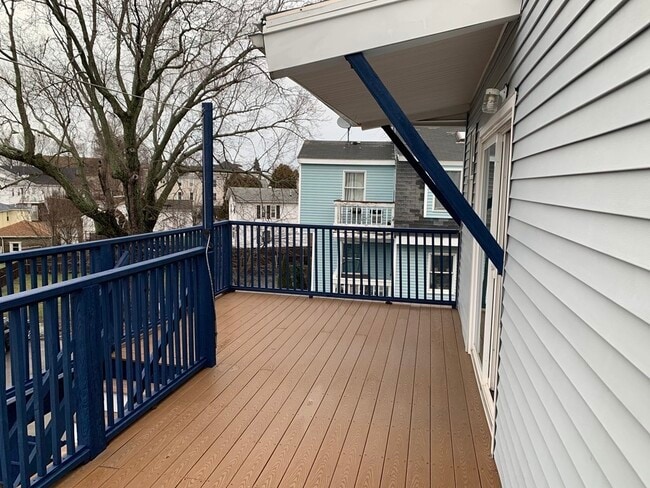 Building Photo - 118 Sumner St Unit 3