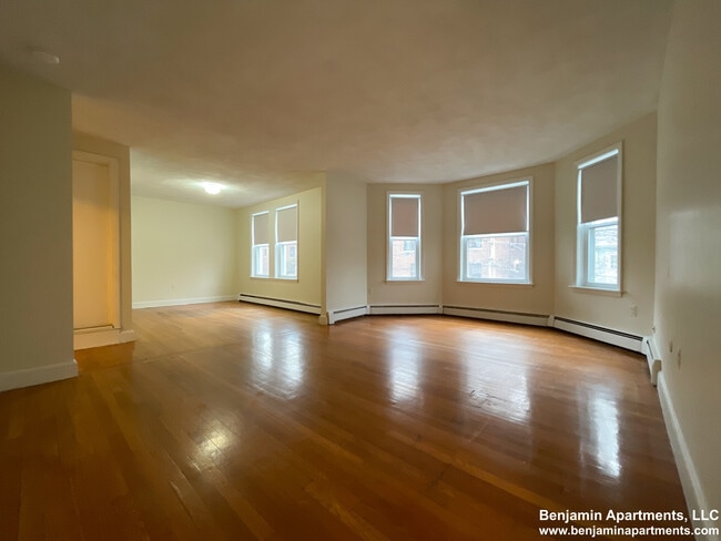 Building Photo - 300 Tappan St Unit 3 Rental