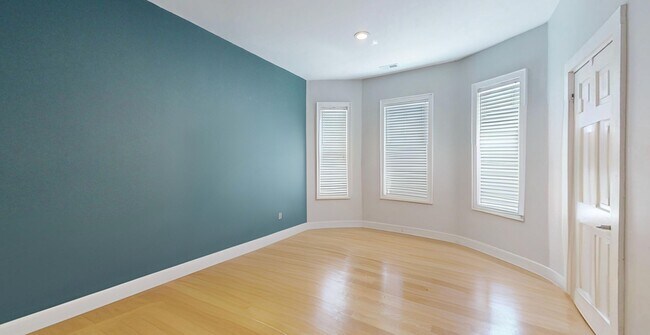 Photo - 166 Boylston St