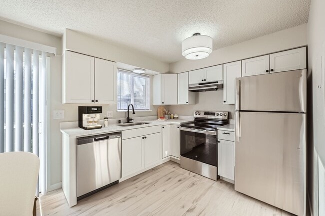 Building Photo - Breathtaking Renovation! Oversized 2 Bed 1... Unit 356 West Elizabeth Street