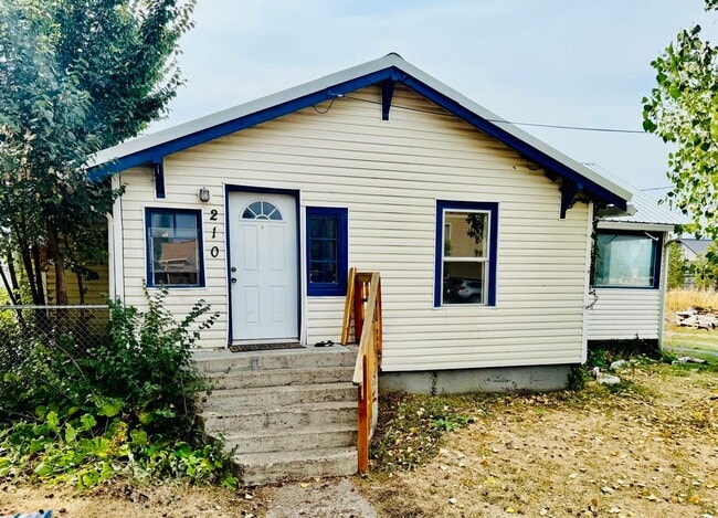 Building Photo - 210 18th St