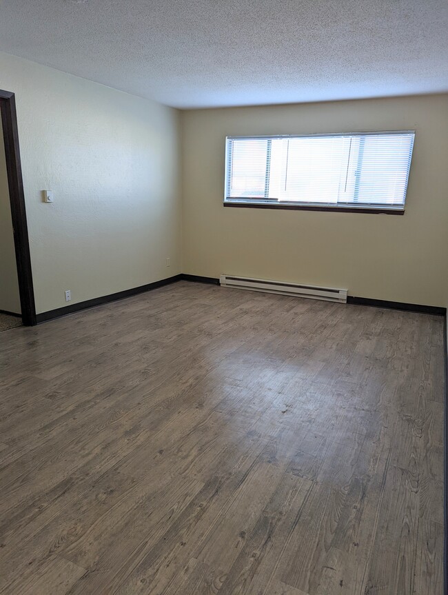 1200-1360 1 bedroom unit-living room