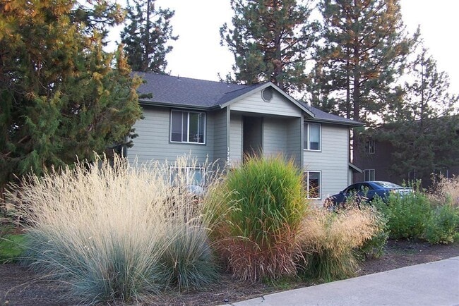 Building Photo - 1725 SW Forest Ridge Ave Unit B