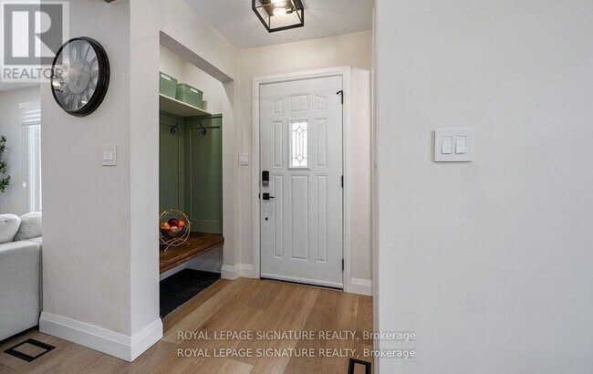 Photo - 357 Rossland Rd E