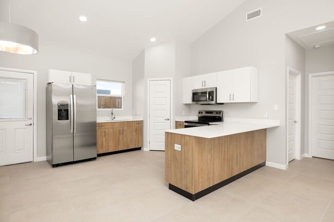 Photo - 412 Sparrow Rd