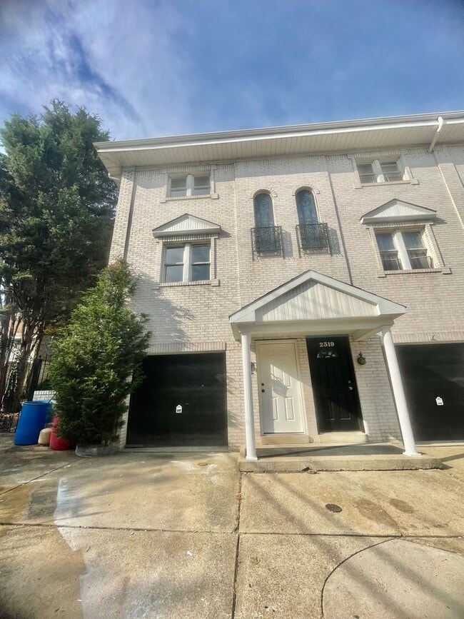 Building Photo - UPDATED 2 Bed 2 Bath-Pittsburgh Pa Rental